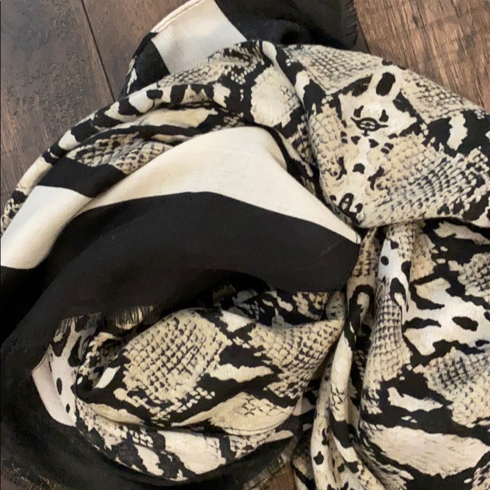 ✨LAST ONE✨BEAUTIFUL CHIC LEOPARD SCARF/SHAWL - Picture 9 of 10
